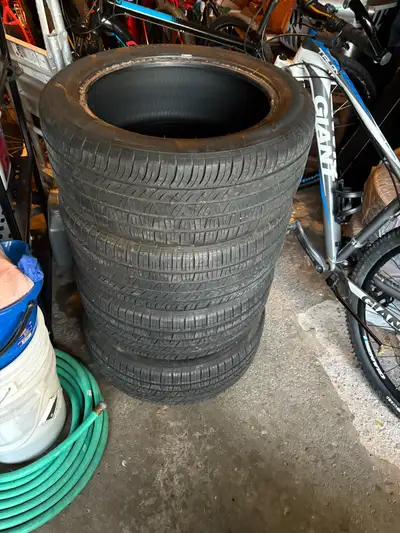 Selling a nice set of all season tires. 225/50/17 Motomaster SE3 A/S Great shape, no issues Fits 200...