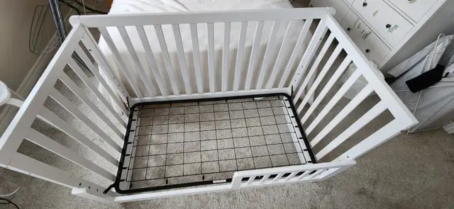 DaVinci Colby 4-in-1 Convertible Crib + toddler convertible kit in Cribs in Guelph - Image 3