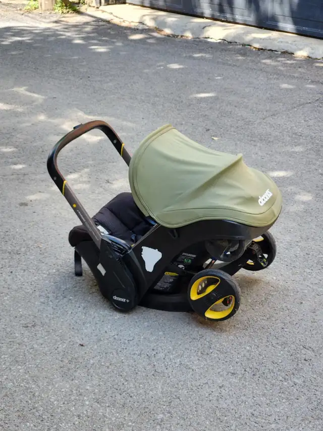 Used Doona travel baby stroller with base in Strollers, Carriers & Car Seats in City of Montréal - Image 6