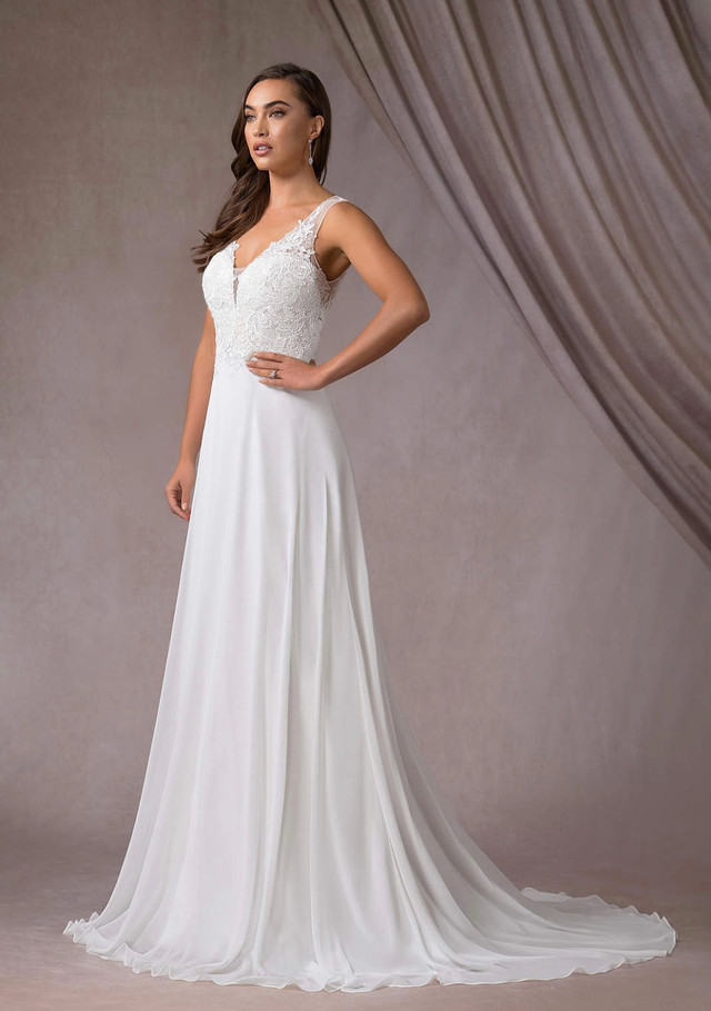 Wedding dress size 0 in Wedding in Belleville - Image 4