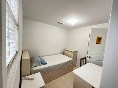 $800 Furnished Room For Rent Yorkdale