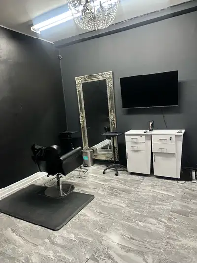 ✨ BEAUTY PROFESSIONALS WANTED – FLEXIBLE SALON RENTALS ✨ Looking for a beautiful, professional space...