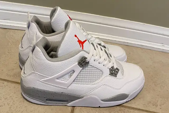 Jordan 4 Retro 'White Oreo' size 10 in Men's Shoes in Oakville / Halton Region - Image 6