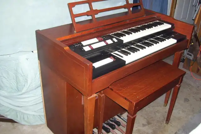 1950S LOWREY DOUBLE KEYBOARD ELECTRIC  ORGAN TUBE TYPE in Pianos & Keyboards in Grand Bend - Image 2