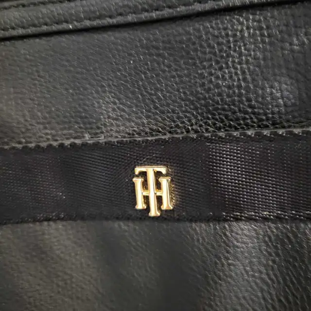 Tommy Hilfiger Black Leather Purse Bag Like New in Women's - Bags & Wallets in Oshawa / Durham Region - Image 4