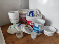 Free plastic containers / Conteneurs en plastique a donner