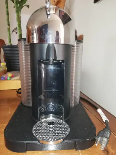 Excellent condition, like brand new, used only a few times 5 cup sizes 3 capsule sizes centrifusion...