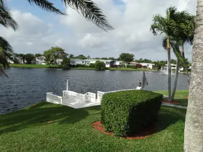 VENTE EN $$$$ US - Très grande maison usinée (27' x 60'), face au lac. Près de l'Aéroport et du Sawg...
