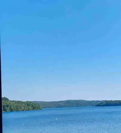 Chalet sur le lac, pour baignade, canot, (kayak, vélo non inclus) pêche à la truite, 2 ch à coucher,...