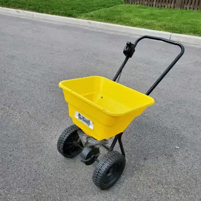 Grass Seed Fertilizer Spreader / Épandeur Egrais Semences Gazon, View more