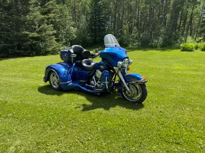 2009 ultra classic, California side car conversion done by pair-a-dice trikes. 20,700kms. Always sto...