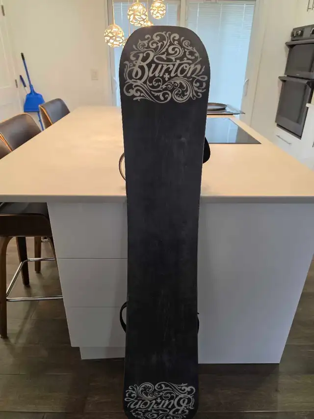 Burton snowboard + Burton bindings in Snowboard in Calgary - Image 3