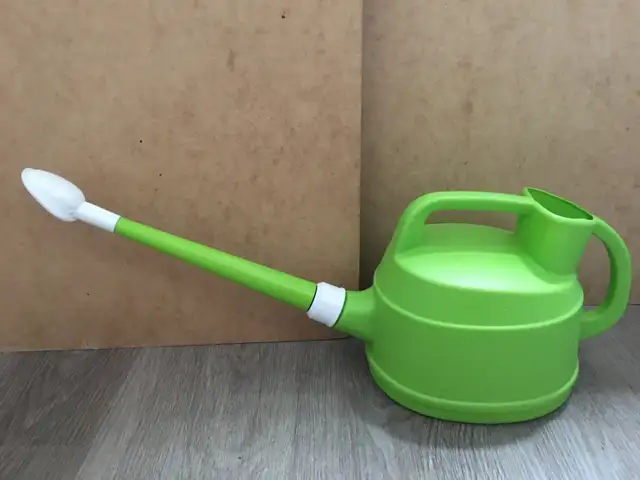 plant watering can in Plants, Fertilizer & Soil in City of Montréal - Image 2