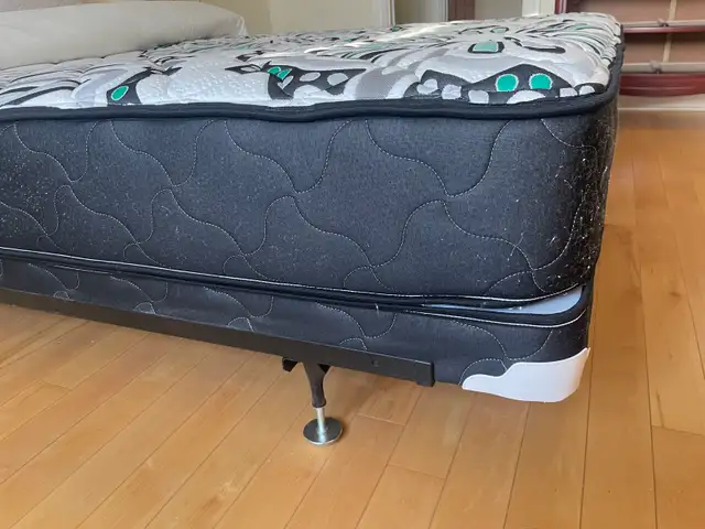 Lit double in Beds & Mattresses in Laval / North Shore - Image 6
