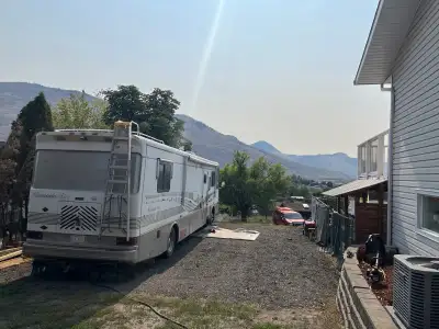 1996 Newmar Mountain Aire 40 ft motorhome. 300HP 8.3 litre Cummins engine with Allison transmission....
