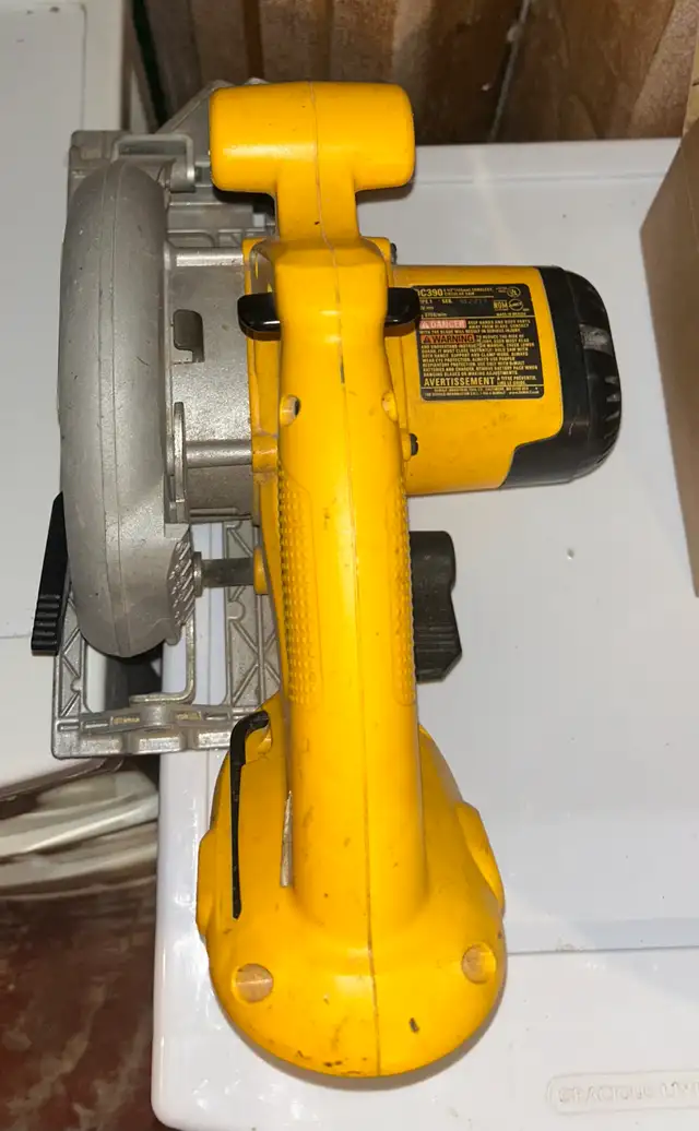 Dewalt 6 1/2 18V circular saw  in Power Tools in Oshawa / Durham Region - Image 3