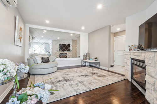 Très beau appartement à proximité du DIX30 (distance de marche). Complètement rénové avec des matéri...
