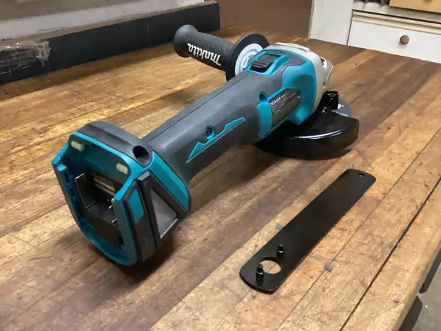 MAKITA LXT 18v BRUSHLESS 4 1/2” SLIDE SWITCH GRINDER in Power Tools in Barrie - Image 9