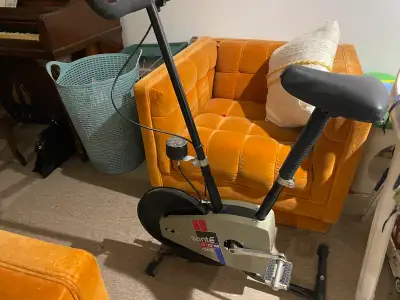 Vélo Stationnaire des années 1985, View more