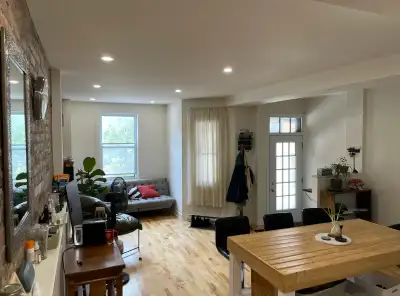 Room for rent / Chambre à louer - Mile End, Montréal