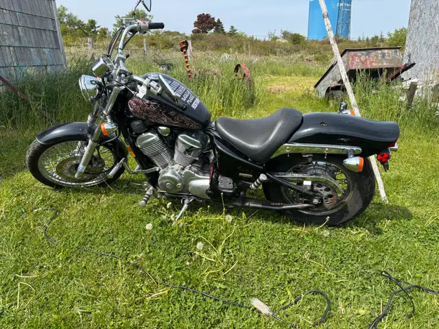 2005 honda shadow 600 vlx in Street, Cruisers & Choppers in Cape Breton - Image 3