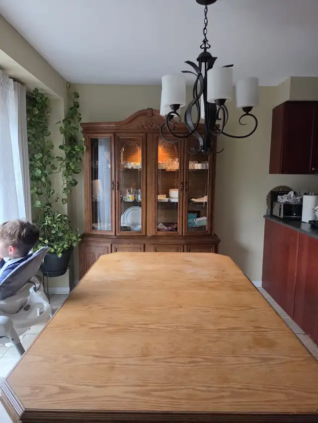 Antique Solid Wood Dining Set – 8 Seater with Matching Hutch in Dining Tables & Sets in Markham / York Region - Image 5