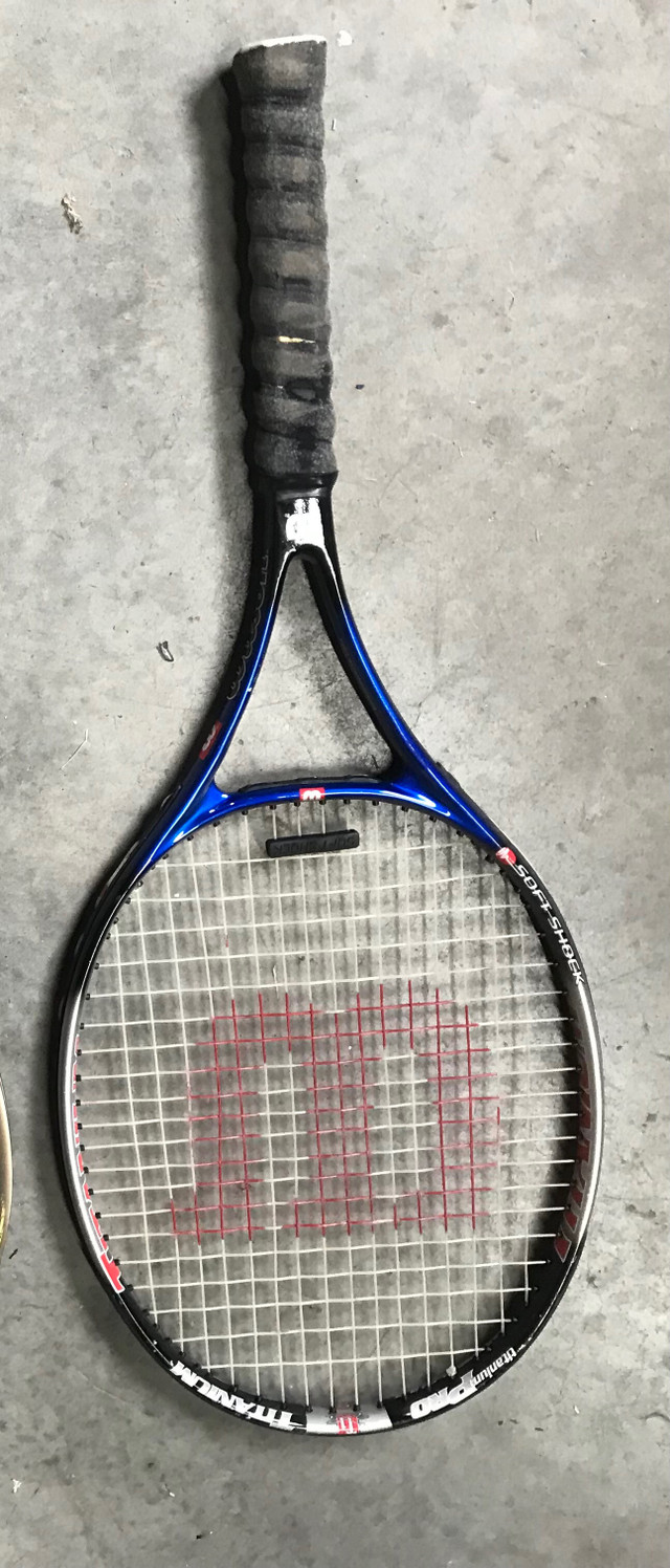 Raquette de tennis + un boite de 3 balle  dans Tennis et raquettes  à Ouest de l’Île