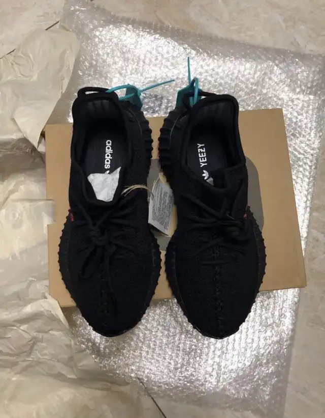 Yeezy Boost 350 in Men's Shoes in Mississauga / Peel Region - Image 3