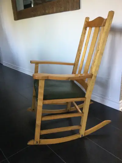 chaise bercante fabriqué de bois franc, View more