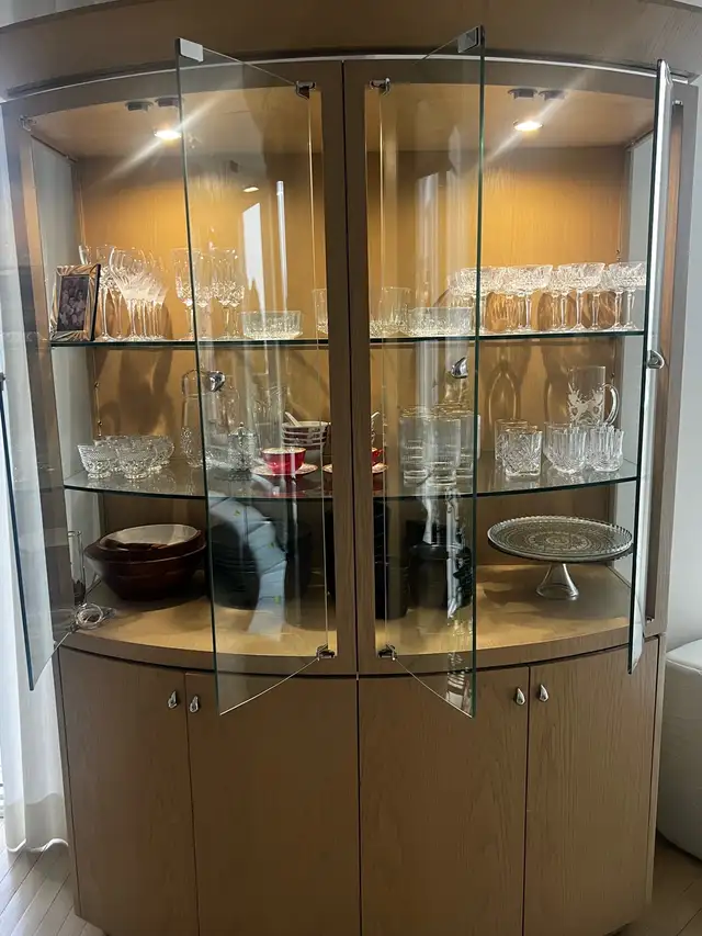 solid Oak wood dinning cabinet and Buffet in Hutches & Display Cabinets in Windsor Region - Image 4