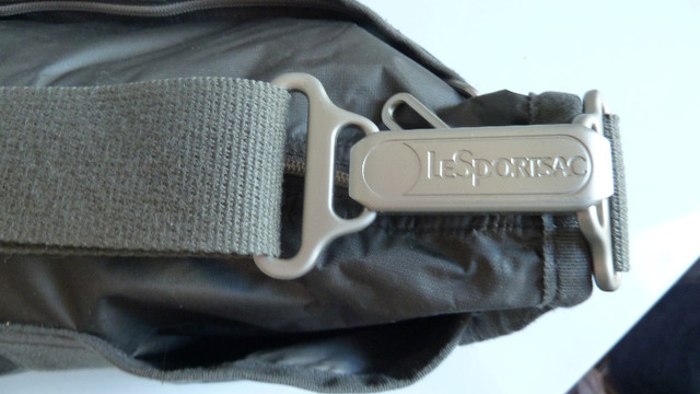 Le Sportsac Crossbody Handbag - Granite in Women's - Bags & Wallets in City of Toronto - Image 2