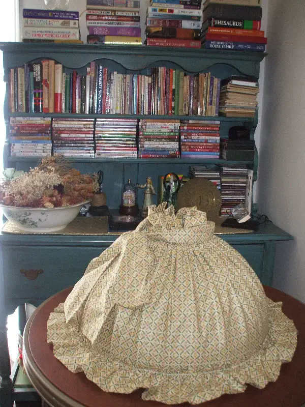 ANTIQUE VICTORIAN HUTCH & LAMP SHADE...7 photos to view in Hutches & Display Cabinets in Windsor Region - Image 4