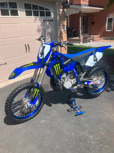 Mint* Condition * 2021 YZ250 Barely used . This bike has 20.5 hours on it. Also comes with Yamaha Fa...