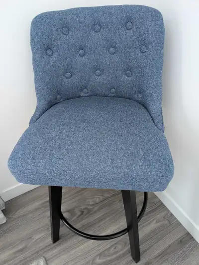 DEUX TABOURETS DE COMPTOIR PIVOTANT TOUT NEUF, View more