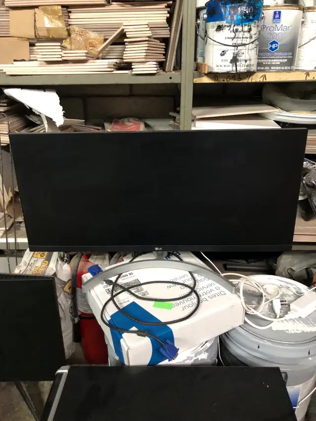 LG 28 inch monitor in Monitors in City of Montréal - Image 5
