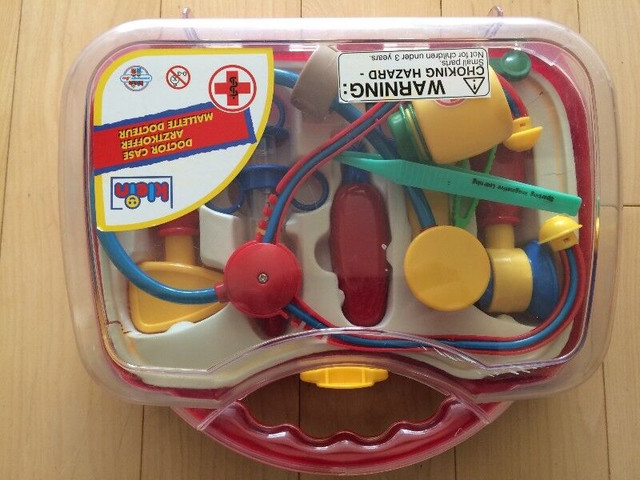 Kids doctor suitcase (Klein) - 11 pieces in Toys & Games in Oakville / Halton Region