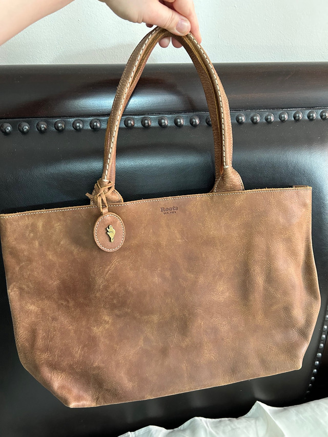 Roots leather bag in Women's - Bags & Wallets in City of Toronto