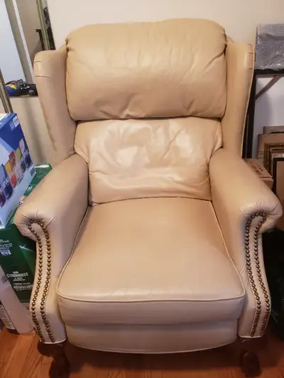 Living room condition,all real leather no damage. Was $1600+tax selling for $475. Pickup.