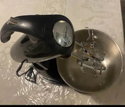 Gently used Sunbeam stand mixer. Includes stainless steel mixing bowl, 4 beaters, and dough hook. Wo...