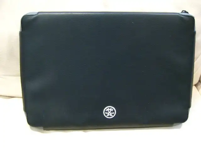 Like New Crumpler "The School Hymn" 17" Laptop Sleeve Blk/Green in Laptop Accessories in Kitchener / Waterloo - Image 2