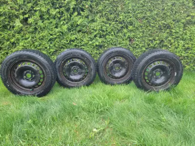 -205 55R16 94H -Pneus en excellent état. -Usure de moins de 2 mois, moins de 2,000 km. -Jantes inclu...