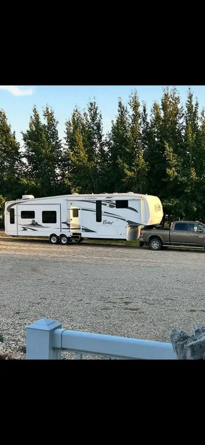 2009 Forest River Cardinal Model 34RL 4 slides , queen bed w 1 yr old mattress , living room has lea...