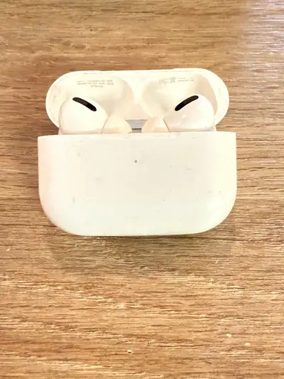 bought in 2022 Crack in left ear