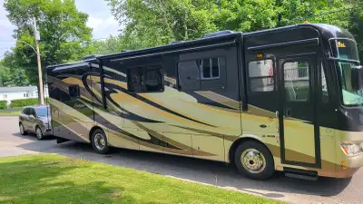 2014 Forest River Berkshire Pusher, motorisé bien entretenu, 4 pneus 2024, 38 pieds, lit king, cuire...