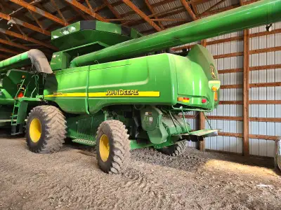 I am selling my John Deere 9860STS premium. combine, 2700 sep hours. Well maintained.comes with 615...