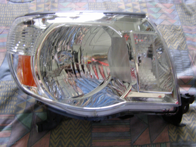 NEUF Headlamp Toyota Tacoma 2005 - 2011 Phare Lumiere avant NEW dans Pièces de carrosserie  à Longueuil/Rive Sud