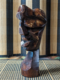 Sculpture de style Africaine en    bois dur.