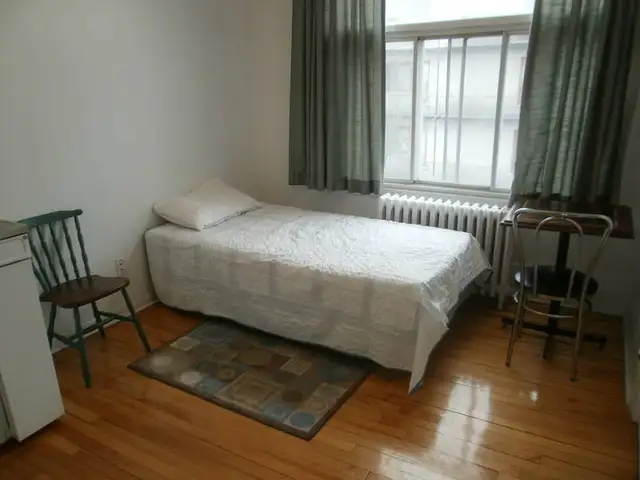 Montreal near metro - rooms for rent - chambres à louer62864375657219122