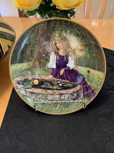 this is a gorgeous Plate by KAISER GERMANY MANUFACTURER titled "DER FROSCH KOENIG" {THE FROG KING} I...