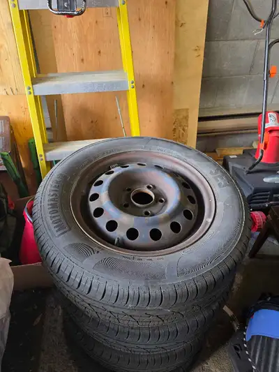 Pneu 3 saisons et roue acier noir était sur hyundai elantra bolt patern 5×114.3 grosseur du hub 67.1...